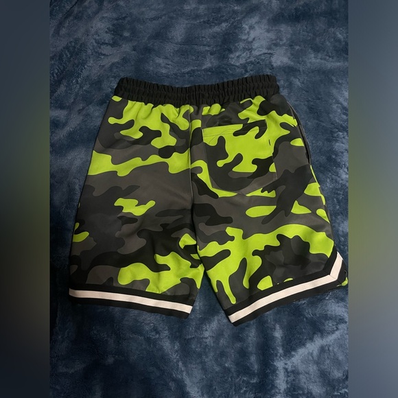 Forever 21 Green Camo Shorts - Picture 5 of 5